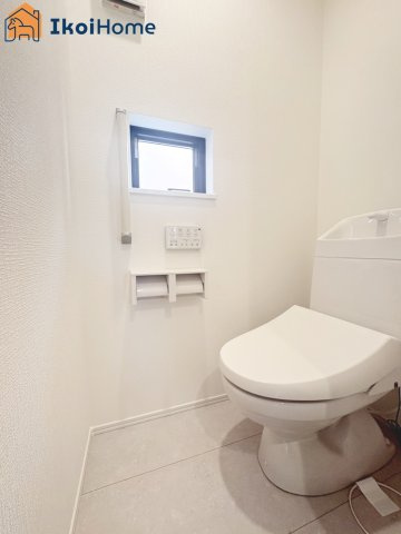 明石市魚住町西岡　全4棟D号棟　新築戸建のトイレ|◆同社施工例◆トイレが2か所あるので夜中も安心です。朝のトイレ渋滞も心配いりません。