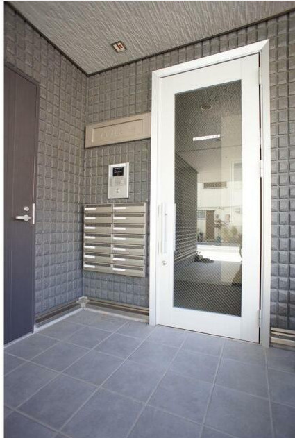 Y’s　flat入谷のエントランス