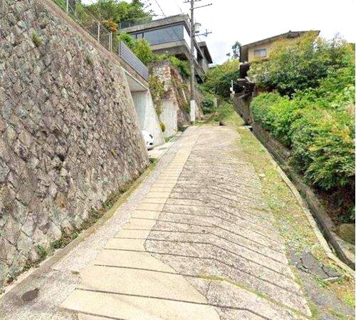 甲陽園西山町の前面道路含む現地写真