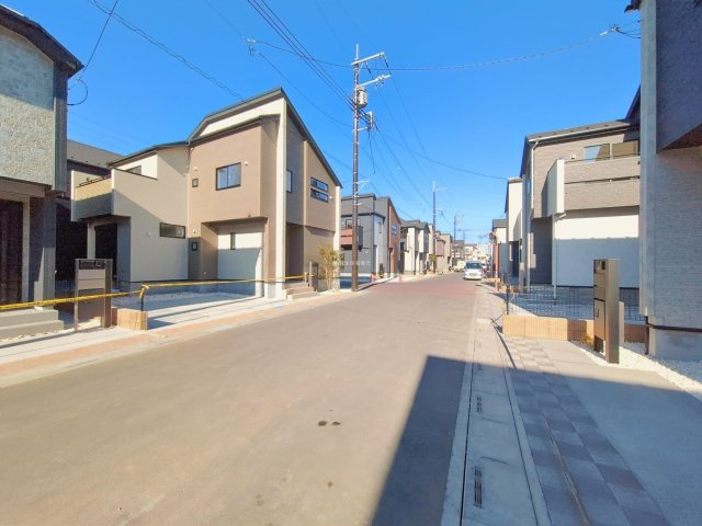 ふじみ野市大井中央１丁目の新築一戸建の前面道路含む現地写真|スーパー、コンビニ、ドラッグストアが徒歩5分圏内。
ビバモールもお車で約3分の近さで生活利便性◎！