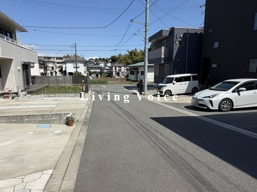 【前面道路含む現地写真】 | 【仲介手数料０円】厚木市飯山南4丁目　中古一戸建て | 【仲介手数料０円】厚木市飯山南4丁目　中古一戸建て