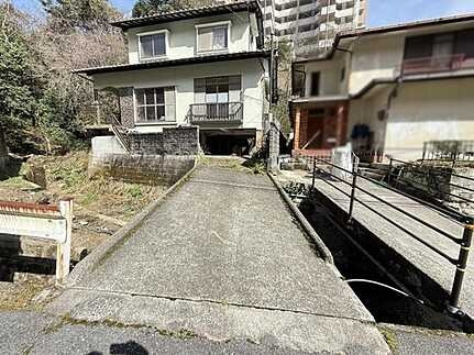 広島市東区牛田早稲田２丁目　中古一戸建ての前面道路含む現地写真