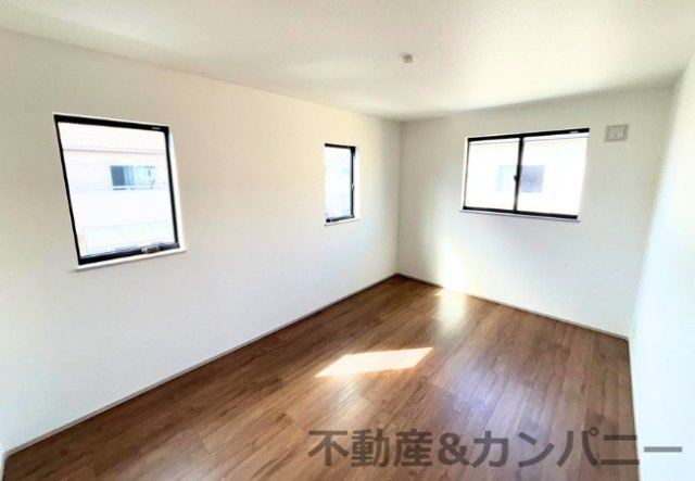 フォレクス保免上A号棟　松山市保免上2丁目の新築戸建の洋室|きれいな洋室です