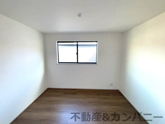フォレクス保免上A号棟　松山市保免上2丁目の新築戸建の洋室|個人の部屋や寝室として使える洋室です