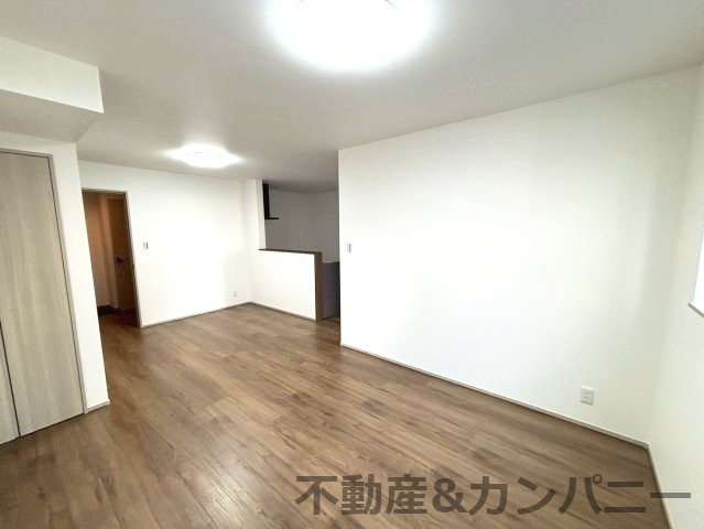 フォレクス保免上A号棟　松山市保免上2丁目の新築戸建の居間・リビング|こちらのリビングで趣味の時間をお楽しみください
