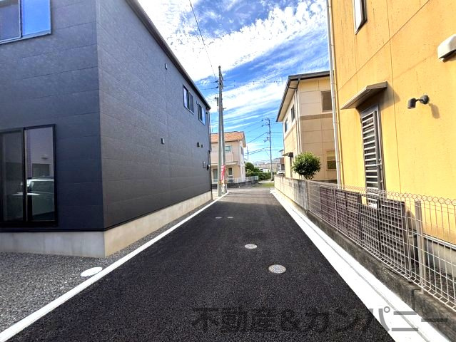 フォレクス保免上A号棟　松山市保免上2丁目の新築戸建の前面道路含む現地写真|前面道路含む現地写真です