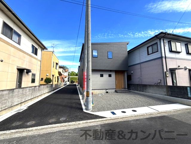フォレクス保免上A号棟　松山市保免上2丁目の新築戸建の前面道路含む現地写真|前面道路含む現地写真です