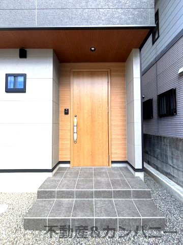 フォレクス保免上A号棟　松山市保免上2丁目の新築戸建の玄関|収納もある玄関です