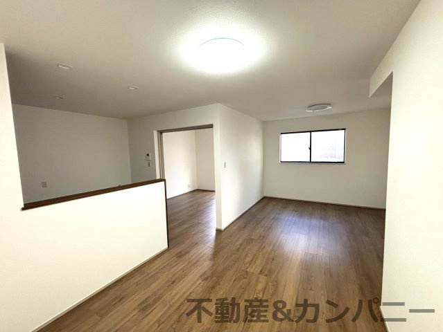 フォレクス保免上A号棟　松山市保免上2丁目の新築戸建の居間・リビング|使いやすい居間です