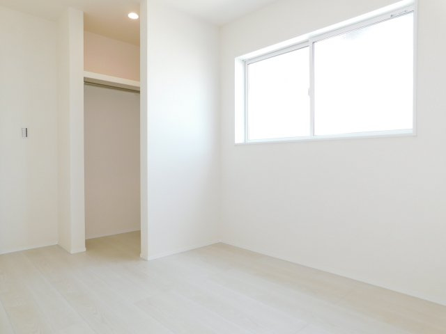 北名古屋市熊之庄六の坪の新築一戸建の洋室|◇２階洋室◇　　２面採光で明るい洋室５．８１帖　ＷＩＣ完備！