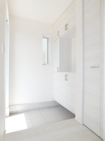 北名古屋市熊之庄六の坪の新築一戸建の玄関|◇玄関収納◇　　玄関がスッキリ片付く大容量シューズＢＯＸと物入れ完備♪　