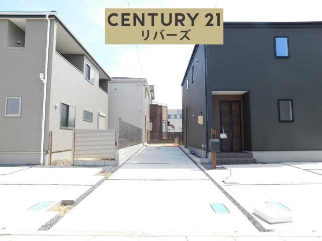 北名古屋市熊之庄六の坪の新築一戸建の前面道路含む現地写真|☆２号棟☆ 　　新価格！！いつでもご案内出来ます♪（お問合せ当日、平日、水曜、夜間でもＯＫ）　敷地４３．８３坪！　駐車３台ＯＫ！　続き間ＬＤＫ２１．１３帖♪　庭付き！