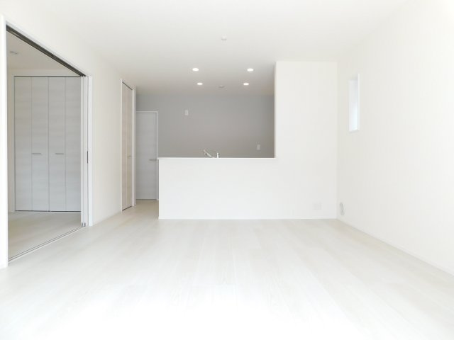 北名古屋市熊之庄六の坪の新築一戸建の居間・リビング|◇リビング◇　　南面を含む２面採光で明るいリビング１７．３８帖　リビングや庭の様子が見渡せる対面キッチン♪