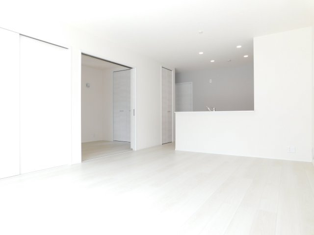 北名古屋市熊之庄六の坪の新築一戸建の居間・リビング|◇リビング◇　　南面を含む２面採光で明るいリビング１７．３８帖　キッチン横にパントリー完備！