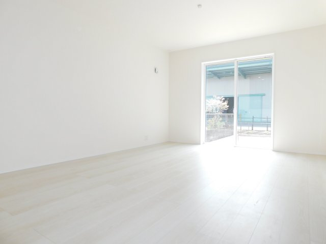 北名古屋市熊之庄六の坪の新築一戸建の居間・リビング|◇リビング◇　　南面を含む２面採光で明るいリビング１７．３８帖　洋室と続き間で２１．１３帖の広々空間になります♪