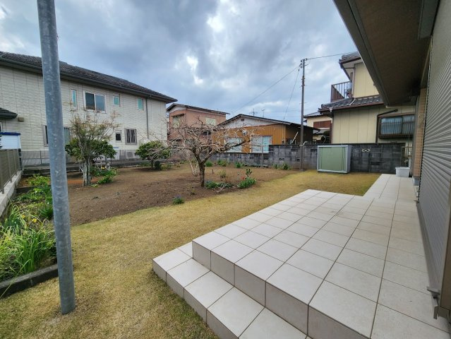 セキスイハウスの木造平家建の庭|広いテラス