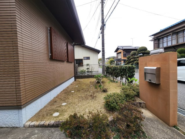 セキスイハウスの木造平家建のエントランス|玄関横の庭