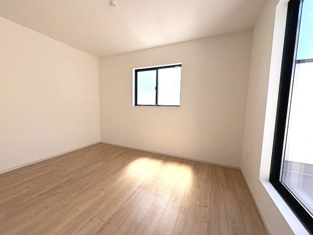 【寝室】 | 糟屋郡志免町桜丘3丁目5期　1号棟（全2棟）【仲介手数料無料・0円】 | 現地写真。2階主寝室です。