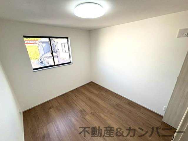 フォレクス保免上B号棟　松山市保免上2丁目の新築戸建の洋室|明るい洋室です