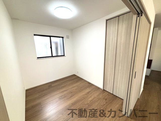フォレクス保免上B号棟　松山市保免上2丁目の新築戸建の洋室|広々とした洋室です