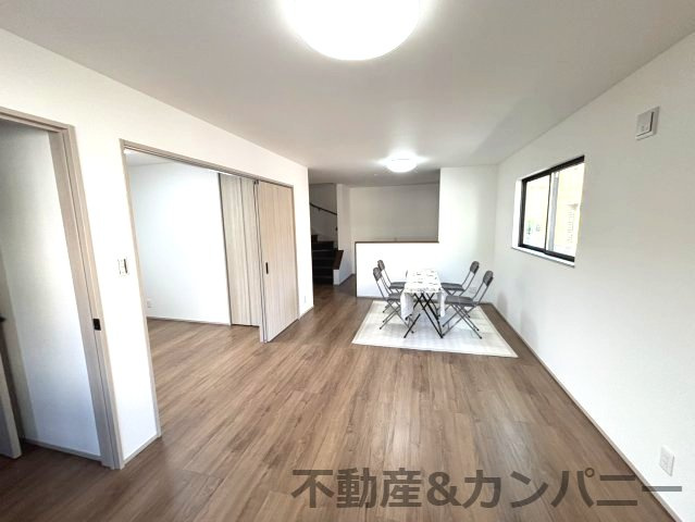 フォレクス保免上B号棟　松山市保免上2丁目の新築戸建の居間・リビング|ゆったりとしたリビングです
