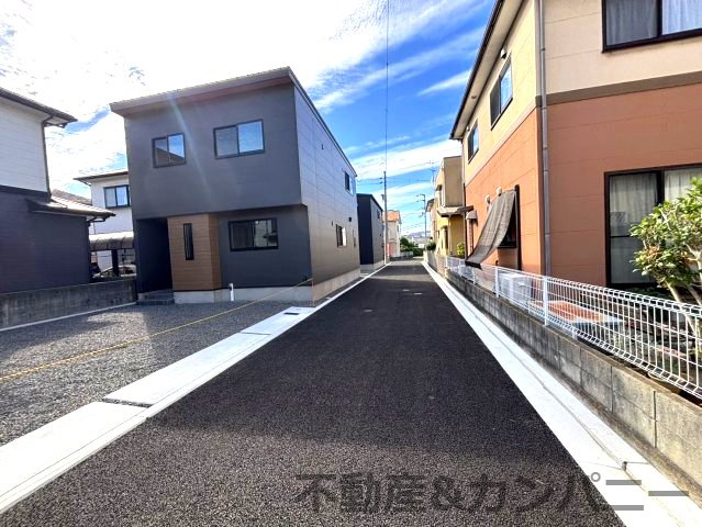 フォレクス保免上B号棟　松山市保免上2丁目の新築戸建の前面道路含む現地写真|前面道路含む現地写真です