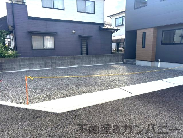 フォレクス保免上B号棟　松山市保免上2丁目の新築戸建の駐車場|駐車スペースもあります