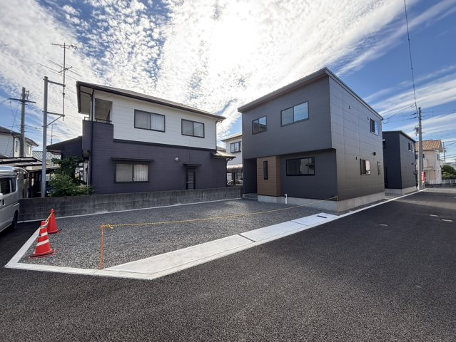 フォレクス保免上B号棟　松山市保免上2丁目の新築戸建の前面道路含む現地写真|前面道路含む現地写真です