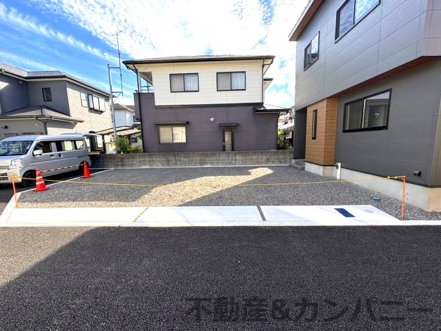フォレクス保免上B号棟　松山市保免上2丁目の新築戸建の駐車場|駐車スペースもあります