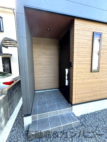 フォレクス保免上B号棟　松山市保免上2丁目の新築戸建の玄関|収納もある玄関です