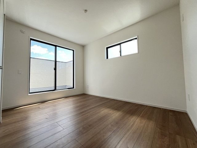 【寝室】 | 糟屋郡志免町桜丘3丁目5期　2号棟（全2棟）【仲介手数料無料・0円】 | 現地写真。2階主寝室です。