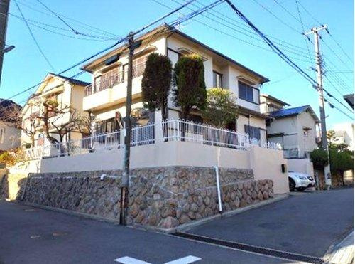 仁川百合野町　の外観|角地の中古一戸建ては他の建物との隣接面が少ないので開放感があります