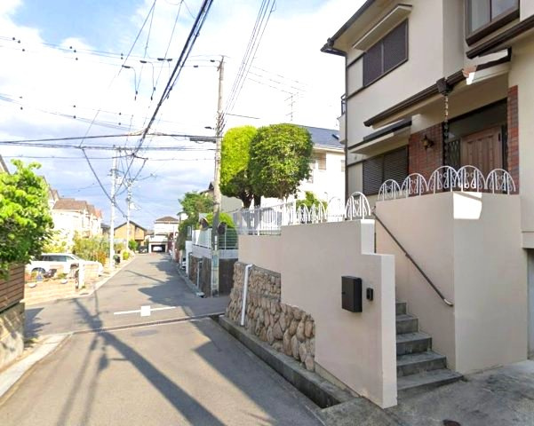 仁川百合野町　の前面道路含む現地写真