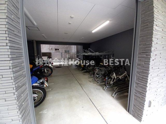 プレサンス神戸キュリオの駐車場