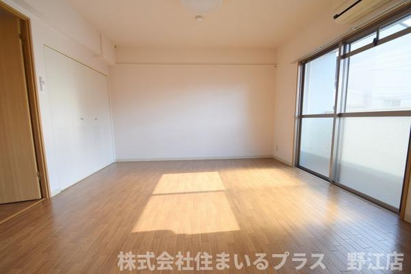 チャコーレ岡本の洋室