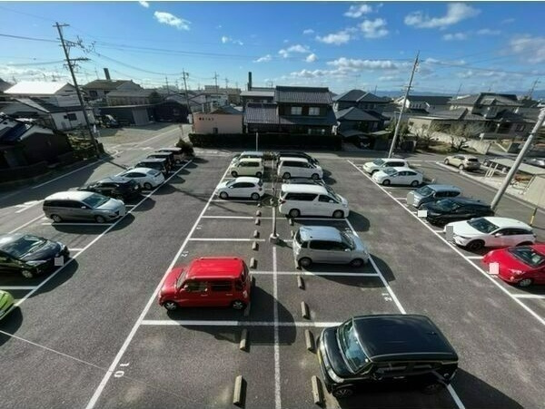 フォーサイト南鶉の駐車場