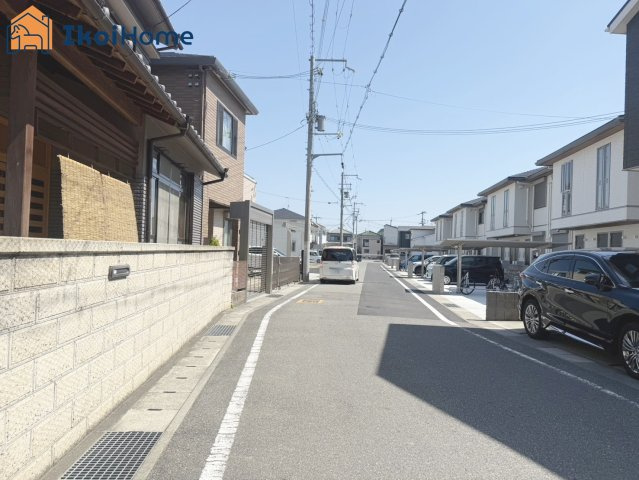 明石市沢野南町2丁目　中古戸建の前面道路含む現地写真|●年中無休：当日予約可●前面道路幅員約5.5ｍ、交通量比較的少なく、安心の住環境です。