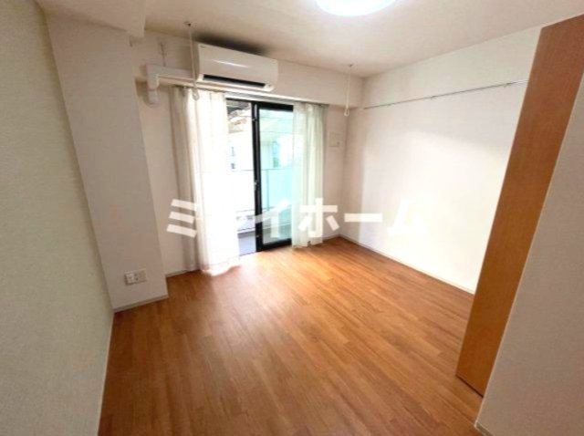 SUNRESIDENCEの居間・リビング|同建物内別のお部屋の参考写真になります。