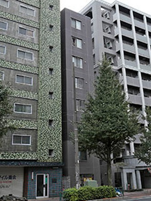 【外観】 | スパシエ新中野カステール | 鉄筋コンクリート造のがっちりとした建物。