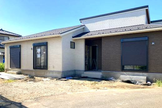 ブルーミングガーデン前橋市上佐鳥町　1号棟（平屋）の前面道路含む現地写真|土地面積271.55㎡で広々しています。開放的な立地です☆
