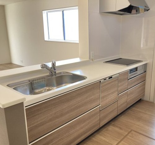 ブルーミングガーデン前橋市上佐鳥町　1号棟（平屋）のキッチン|人気のカウンターキッチン採用です☆
コンロも３口ご用意しています！調理スペースも広くストレスなくお料理できます。
浄水器つきなので美味しいお水も飲めますよ♪
