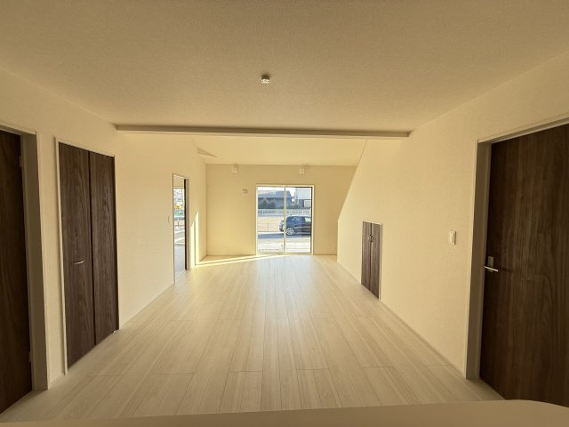 ブルーミングガーデン前橋市上佐鳥町　1号棟（平屋）の居間・リビング|17.37帖の広々リビング♪折り上げ天井の造りでおしゃれです♪人気の対面式キッチンを配した空間はお好みの家具も合わせやすく、家族がくつろぐ快適な空間造りをサポート。窓からは明るい陽光が差し込みます。