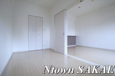 【居間・リビング】 | ル　セルクル | こちらの居間で趣味の時間をお楽しみください