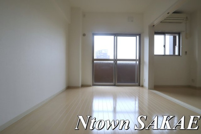 【居間・リビング】 | ル　セルクル | こちらの居間で趣味の時間をお楽しみください