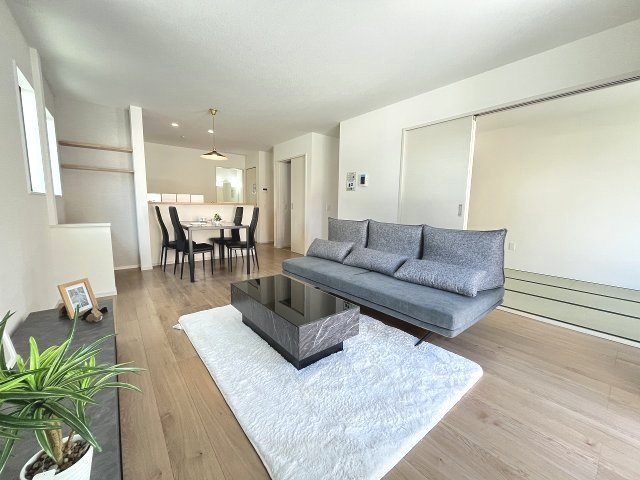 【居間・リビング】 | 糟屋郡志免町別府東1丁目1期・平屋　1号棟（全1棟）【仲介手数料無料・0円】 | 現地写真。リビングです。