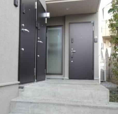 杉並区方南２丁目のアパートの玄関
