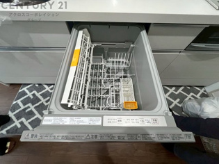食器洗浄乾燥機は手洗いに比べて時間や労力を節約できます。また、高温のお湯で洗浄されるため、雑菌や細菌を殺菌する効果もあります。さらに、乾燥機能があるため、手で拭く手間も省け衛生的に保管できます。