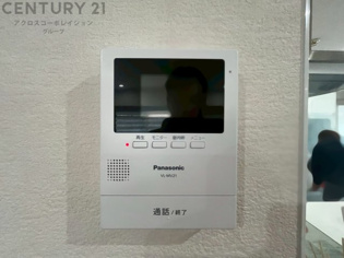 訪問者が来たときにテレビ画面で確認できるため、安心してドアを開けられます。録画機能があるものもあり、留守中に来訪者を記録しておくことができます。利便性が高く、セキュリティ面でも安心です。