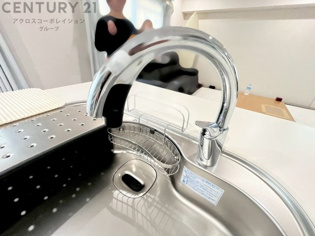 浄水機能付キッチン水栓は、飲み水や調理水の品質を向上させ、健康と安全をサポートします。便利な直飲みや炊飯用水として利用でき、ボトル水の買い物やストックの必要がなくなります。