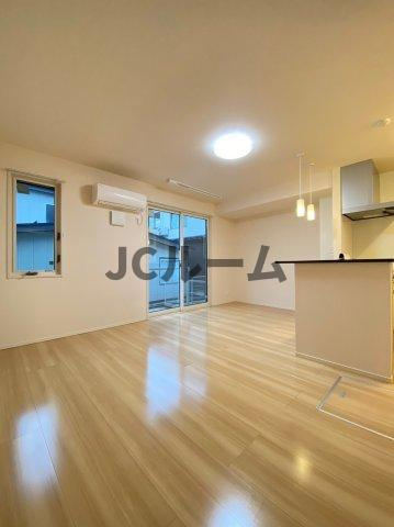 キャトルフィーユの居間・リビング|反転タイプの部屋の写真です